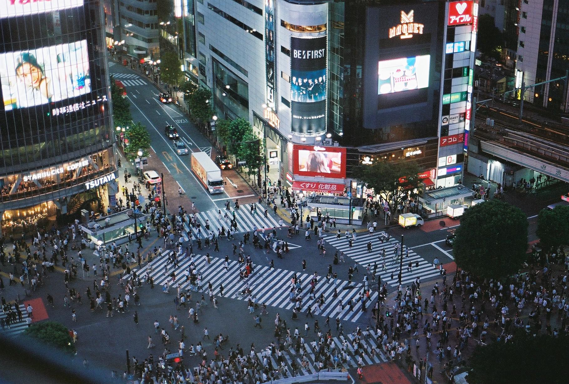shibuya-crossing-from-above-oc-lonely-japan