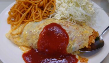 Salarymen's favorite dish - Omurice (omelet rice)