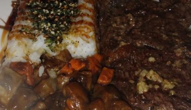 grilled steak and some GOGO curry w/ potatoes & carrots along w steamed rice n nori.