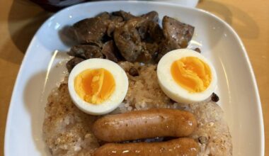 Today's breakfast was red rice.
In Japan, it is cooked on special occasions.
However, what not many people know is that it tastes better if you fry it in oil and brown it a little.😅