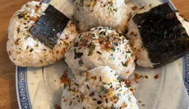 First time making onigiri, it was good but a little too bland for my taste ! But i already have a LOT of idea to improve them. I'll do some more soon. They were hard to form so they endend really big !