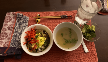 Dinner last night: 牛丼と味噌汁 (gyūdon with miso soup).