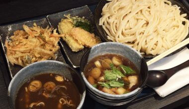 About 1kg of handmade udon and two soups (chicken shoyu & pork curry) with vegetable tempura… and these were just $7