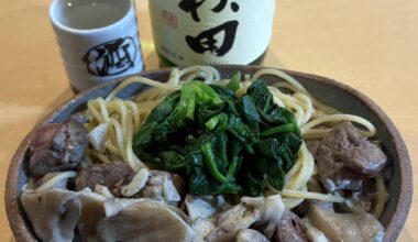 I made a soy milk pasta with chicken liver and maitake mushrooms and garnished it with freshly boiled spinach. Eating pasta with daiginjo sake is quite unique cheers .😅🍶