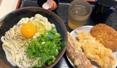 Enjoying a delicious lunch of udon and tempura in kagawa!