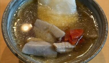 Ozoni is a soup with mochi rice cakes that Japanese people eat during New Year's.
Common ingredients for ozōni include chicken, green vegetables, root vegetables, and taro.
The ingredients and soup for ozōni vary depending on the region, and local specialties are often used.