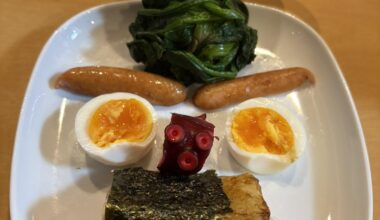 Rice cakes for today's breakfast , the nose part is made of vinegard octopus.🥢