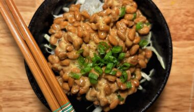 Quick snack. Natto gohan with sliced cabbage