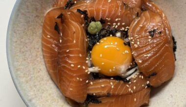 Easy Soy-Marinated Salmon Rice Bowl