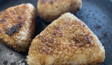 Do you know about Japan's grilled rice balls (yaki onigiri)? Soy sauce is repeatedly brushed onto the rice balls, and they are grilled slowly over time. They become aromatic, with a crispy exterior and a fluffy interior, making them truly delicious.