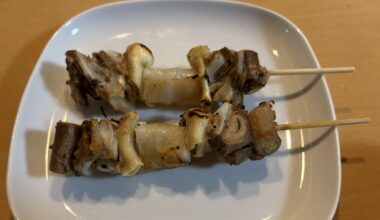 豚軟骨😅
やきとんって呼ぶんですかね
美味しい -- A pig cartilage --