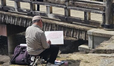 Saw this man at the park painting sakura when none has bloomed yet 😢