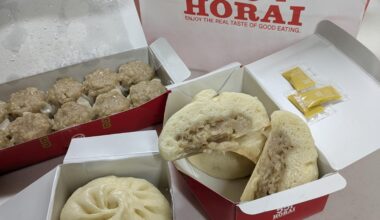 One of the most popular souvenirs from 🇯🇵Osaka is the Buta-man(Steamed pork bun)🐷🫓 from "551 HORAI".