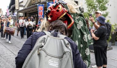 Lion Attack near Naritasan-Shrine! Lots of laughter followed...