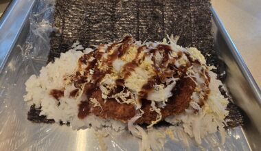 I made tonkatsu musubi burgers after receiving inspiration from a restaurant in Kansai Airport
