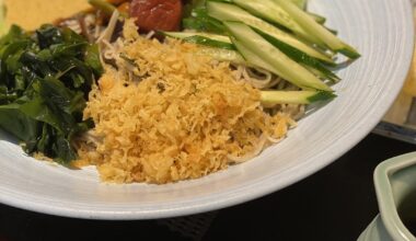 Ever heard of “Tanuki Soba”? This chilled bowl is summer in a dish.🥢