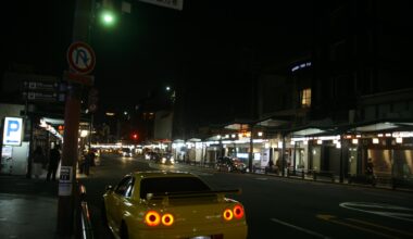Yellow r34 in Gion