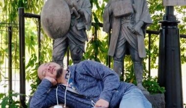 Sometimes the reward is its own journey. You may have seen these statues at the west end of the Sanjo Bridge, which is also the end of the Tokaido Road to Edo. These two happy-go-lucky characters are Kita-an and his servant Yaji-san, the protagonists of a book called Tōkaidōchū Hizakurige.