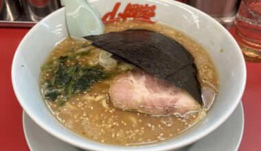 A popular Japanese ramen spot known for its rich, garlicky pork soup🤤