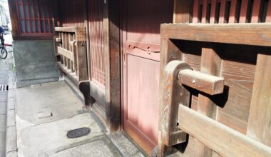 Outside some machiya townhouses in Kyoto, you can find sturdy benches called battari shōgi (ばったり床几).