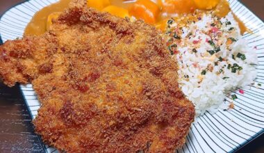 Tonkatsu Japanese Curry Rice 🍛🐷 Crispy pork cutlets served with japanese curry and japonica pearl rice, yummy! 🤤❤️