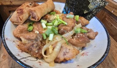 唐揚げ親子丼と春巻き