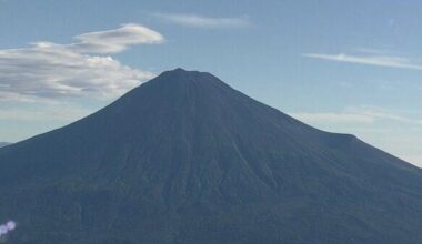 A woman of American nationality lost her way on the Shizuoka side of Mount Fuji, which is currently closed. She reported feeling scared because it was nighttime. The situation escalated to the point where a police mountain rescue team was dispatched to assist her.
