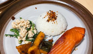 味噌サーモンと春菊の白和えとかぼちゃ(miso salmon, shungiku tofu salad, simmered kabocha)