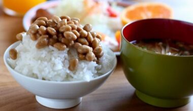 夕食に納豆とご飯と味噌汁を食べるのは健康的だ🍚🥢