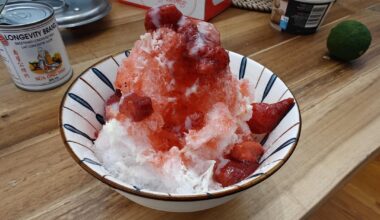 Homemade strawberry kakigori with a wanvoapls (rebadged Japanese Otona) machine