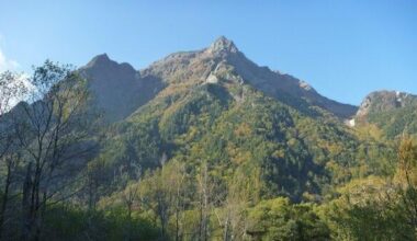 Three men and women from Tokyo and Chiba prefectures became stranded on a variation route due to lack of skill and were rescued by helicopter.