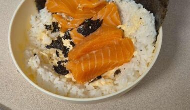 Sushi bowl with salmon sashimi and spicy mayo