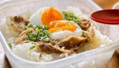 昼食に牛丼を準備中。