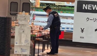 I just saw a police officer buying half priced discounted bento box for lunch😭
