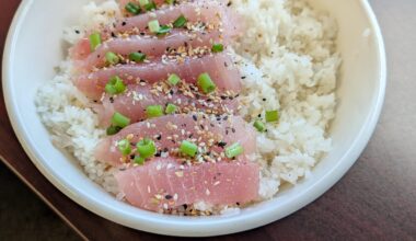 Albacore served over seasoned rice, garnished with scallions and everything seasoning