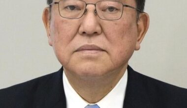 Prime Minister to postpone visit to Yasukuni Shrine; Agriculture Minister Koizumi says "will decide appropriately"