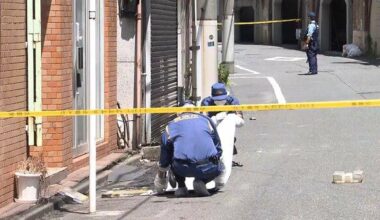 Four men in work clothes suddenly attacked two Chinese men with iron pipes and then fled. A witness called 110 to report the attack.