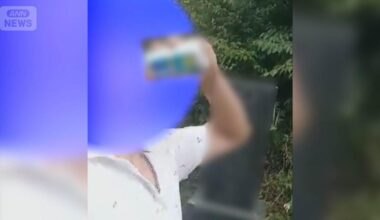 A foreigner who made news by swinging "toba" and drinking a offering left on the tombstone offered apologizes