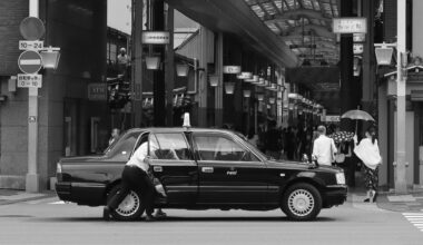 Taxi driver rushing to get the customer into the taxi. (Illegal parking)