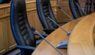 Difference in "average annual salary" between national civil servants and local civil servants