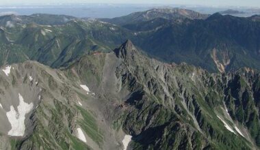 A 49-year-old woman from Hyogo Prefecture fell approximately 100 meters off Mount Yari in the Northern Alps, breaking her hip