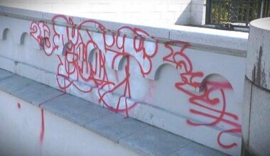 Two 19-year-old boys from Sagamihara City who graffitied an important cultural property were sent to the family court and billed approximately 4 million yen to remove the graffiti