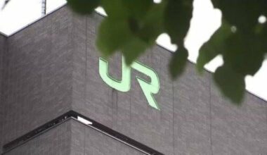 Two trains were delayed by up to 37 minutes,at JR Furano Line, Nakafurano Station when a foreign tourist tried to bring in a bicycle on to the train