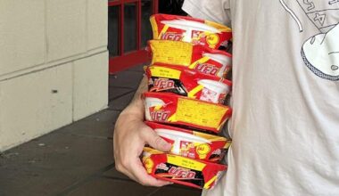 インスタント焼きそばUFOを1個100円で大量に買って、パートナーがその写真を撮りました。