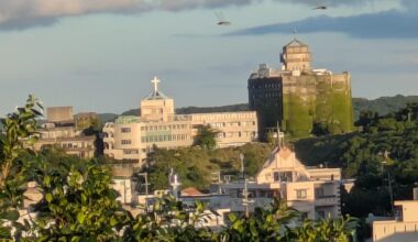 Can you tell me the name of the building on the right ?