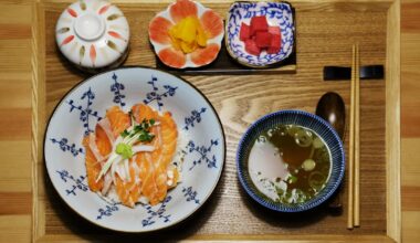 Salmon sashimi rice bowl