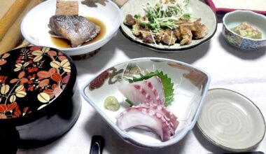 Midnight cravings hit hard 🐙🍱 … who else would dive into this feast right now?