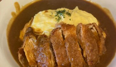 Treated myself to some Japanese curry omelette 🍛 and garlic fries