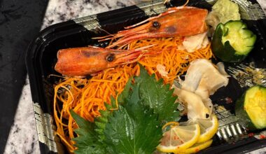 What is the proper Japanese way to eat shrimp heads like in the picture below?