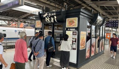 Kishimen noodles at Nagoya Eki Kishimen Sumiyoshi (名古屋駅きしめん住よし), Tokyo-bound Shinkansen Platform, around car 14.